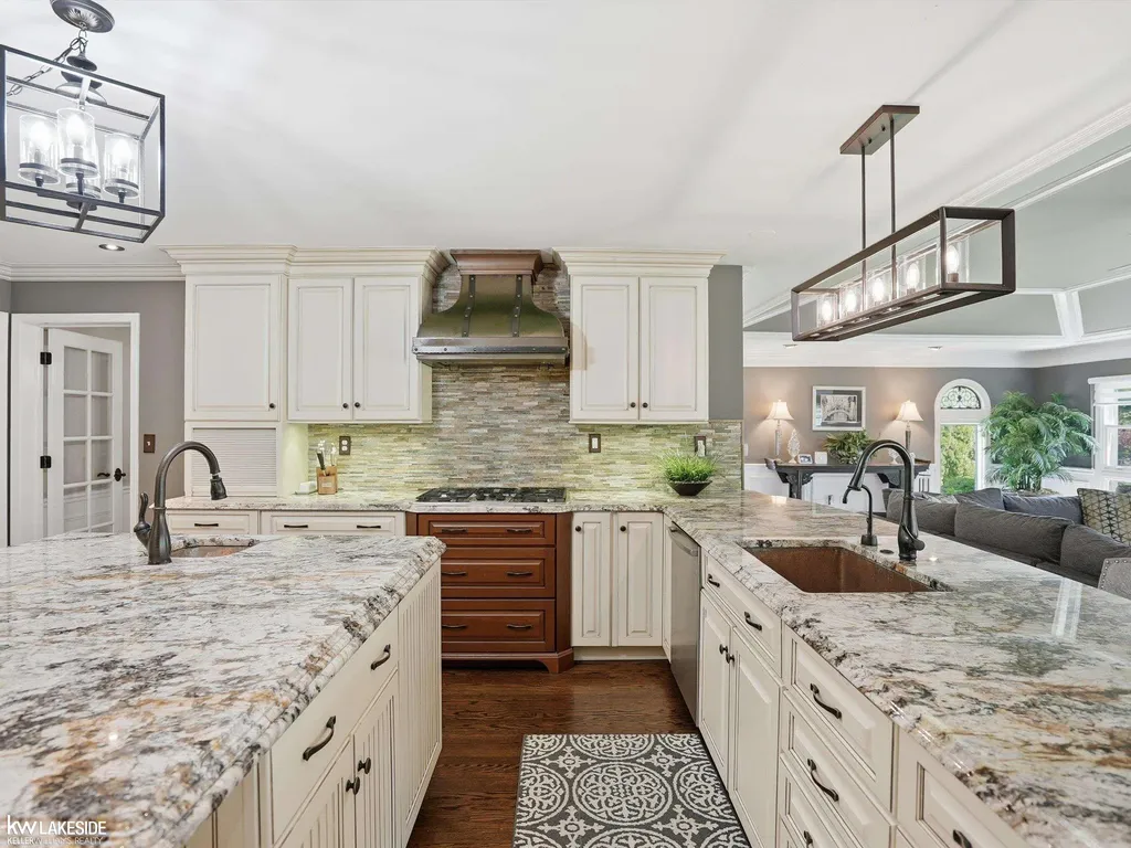 643 Lochmoor Boulevard Grosse Pointe Woods City MI 48236