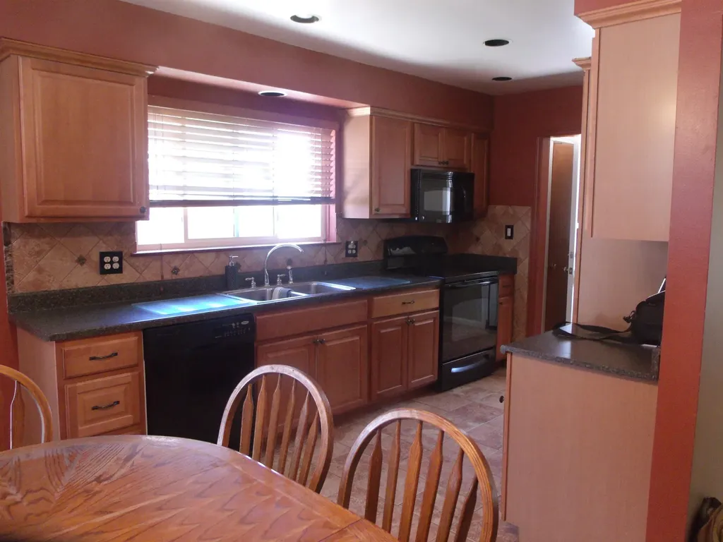 8467 Darlene Street Warren City MI 48093