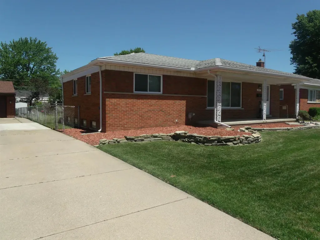 8467 Darlene Street Warren City MI 48093