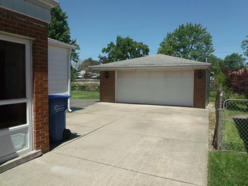8467 Darlene Street Warren City MI 48093