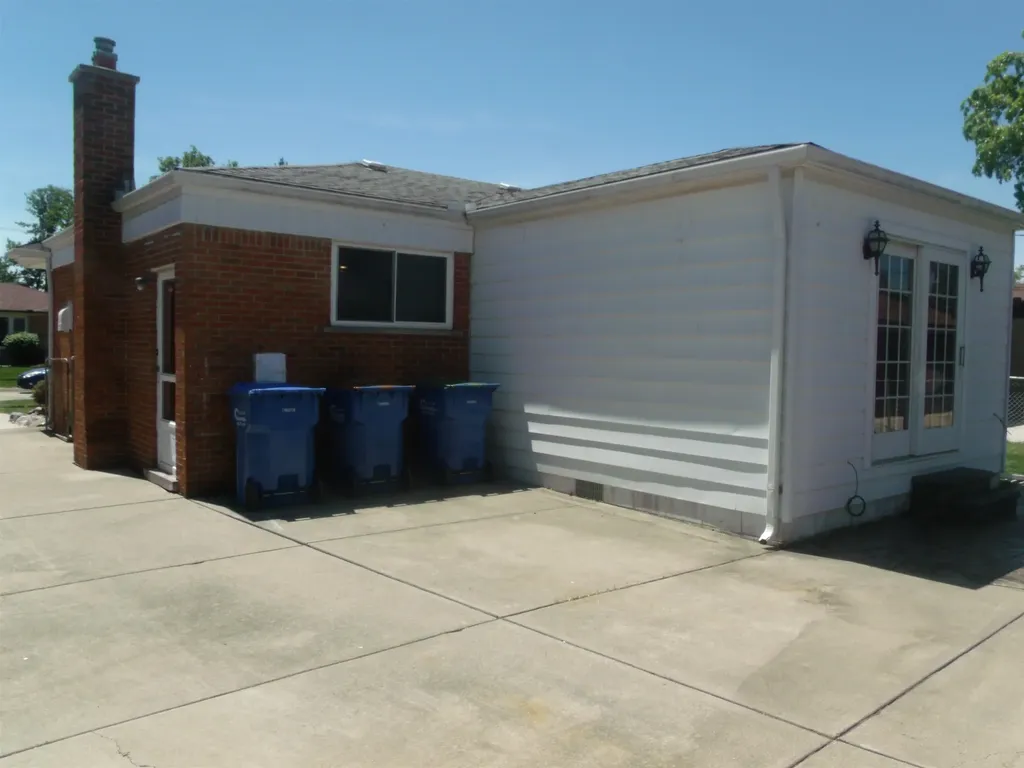 8467 Darlene Street Warren City MI 48093