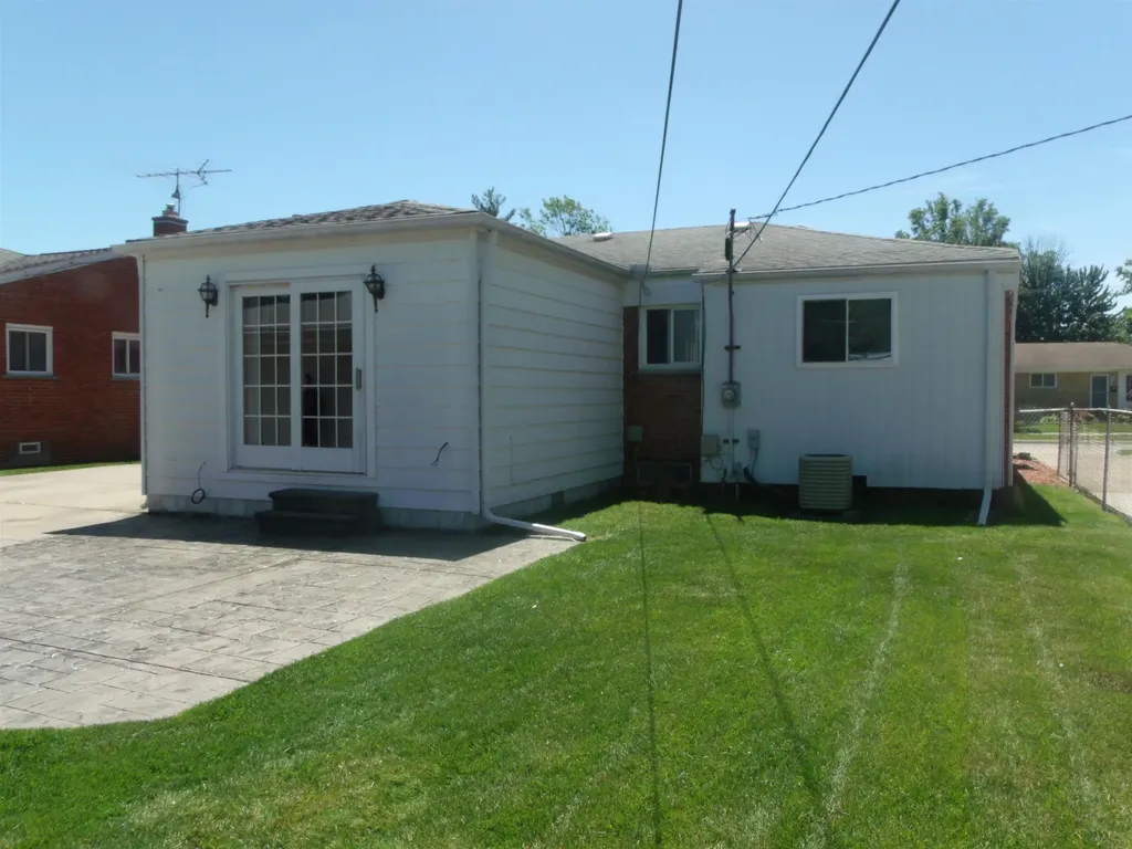 8467 Darlene Street Warren City MI 48093