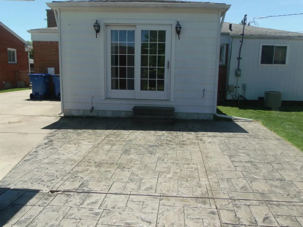 8467 Darlene Street Warren City MI 48093