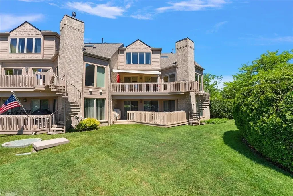 26151 Harbour Pointe Drive Harrison Charter Township MI 48045