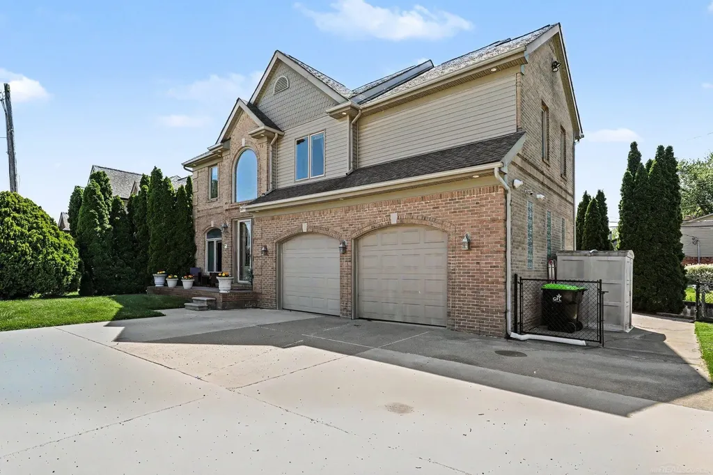 38035 Pointe Rosa Street Harrison Charter Township MI 48045