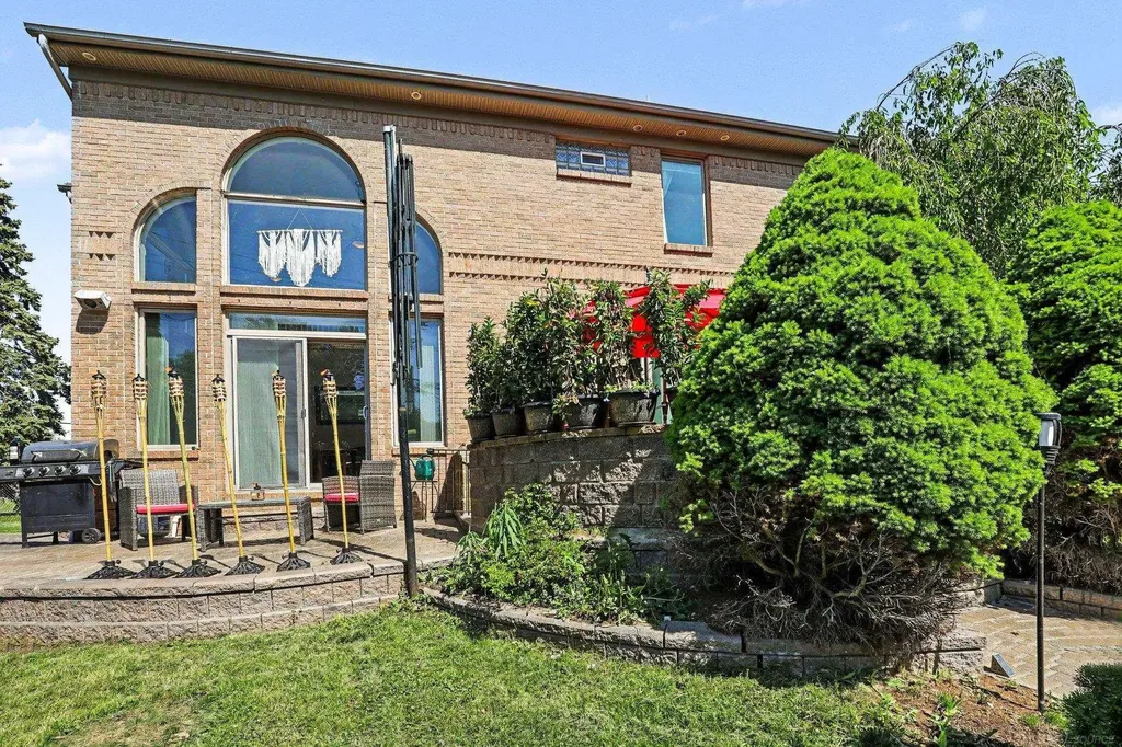 38035 Pointe Rosa Street Harrison Charter Township MI 48045