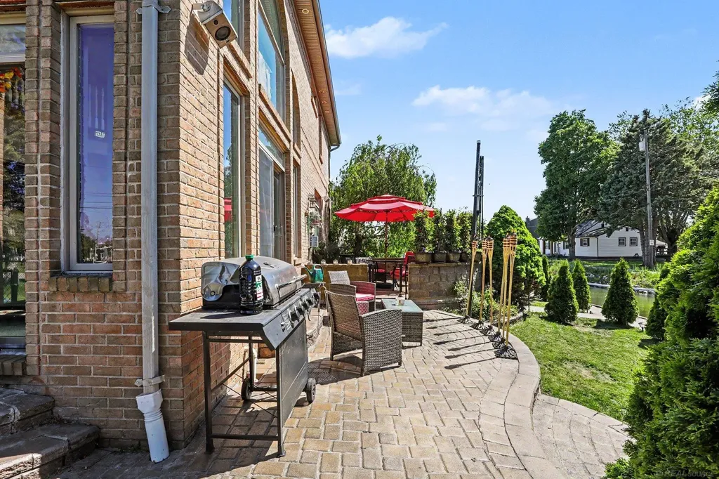 38035 Pointe Rosa Street Harrison Charter Township MI 48045