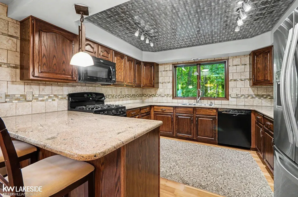 47744 Westlake Drive Shelby Charter Township MI 48315
