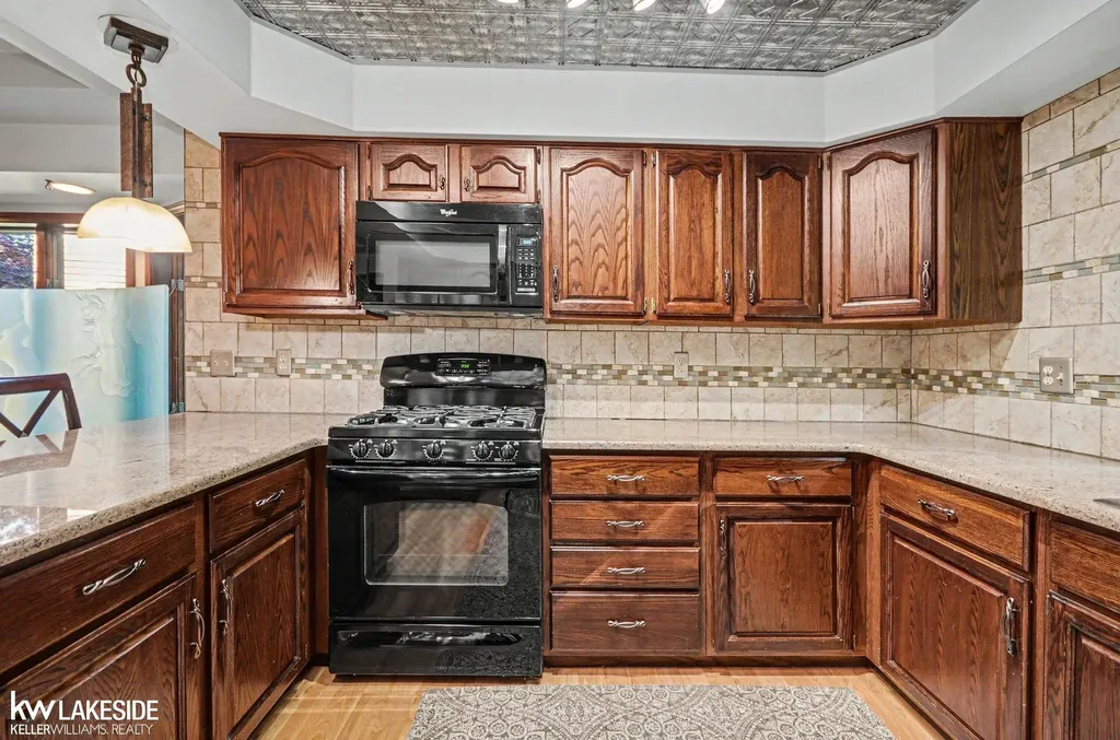 47744 Westlake Drive Shelby Charter Township MI 48315