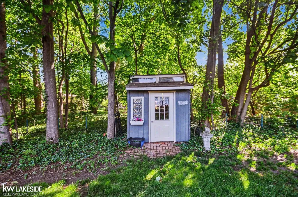 47744 Westlake Drive Shelby Charter Township MI 48315