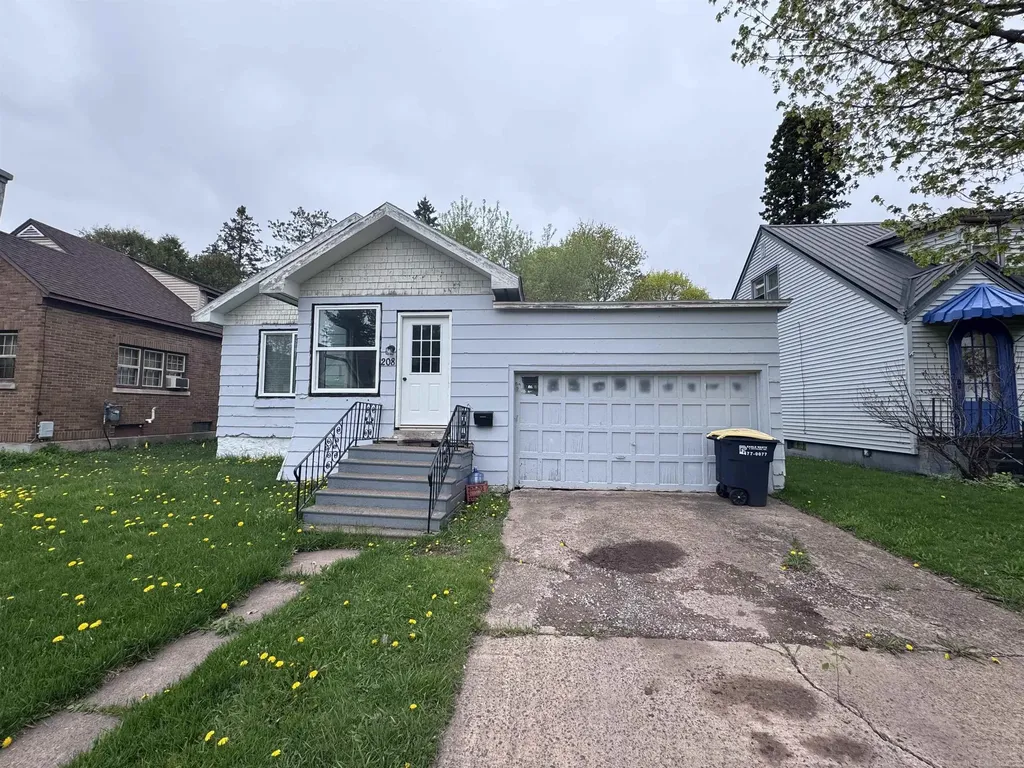 208 E Ridge Street Ironwood City MI 49938