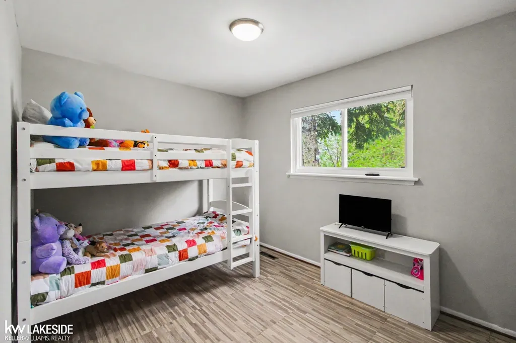 32654 Wareham Court Warren City MI 48092