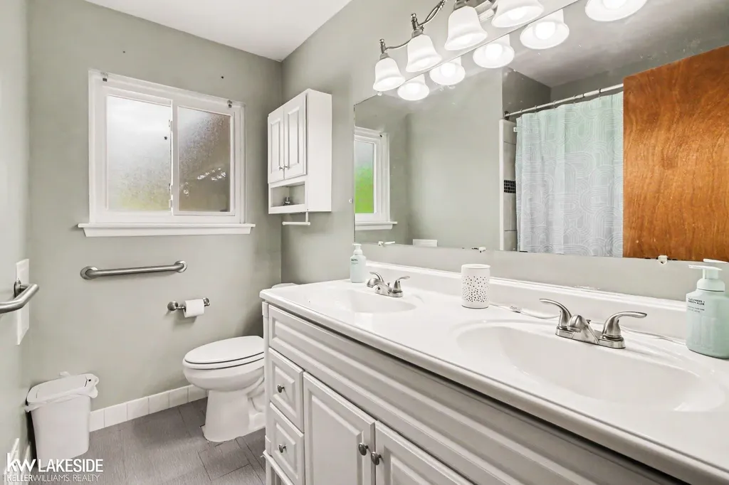 32654 Wareham Court Warren City MI 48092