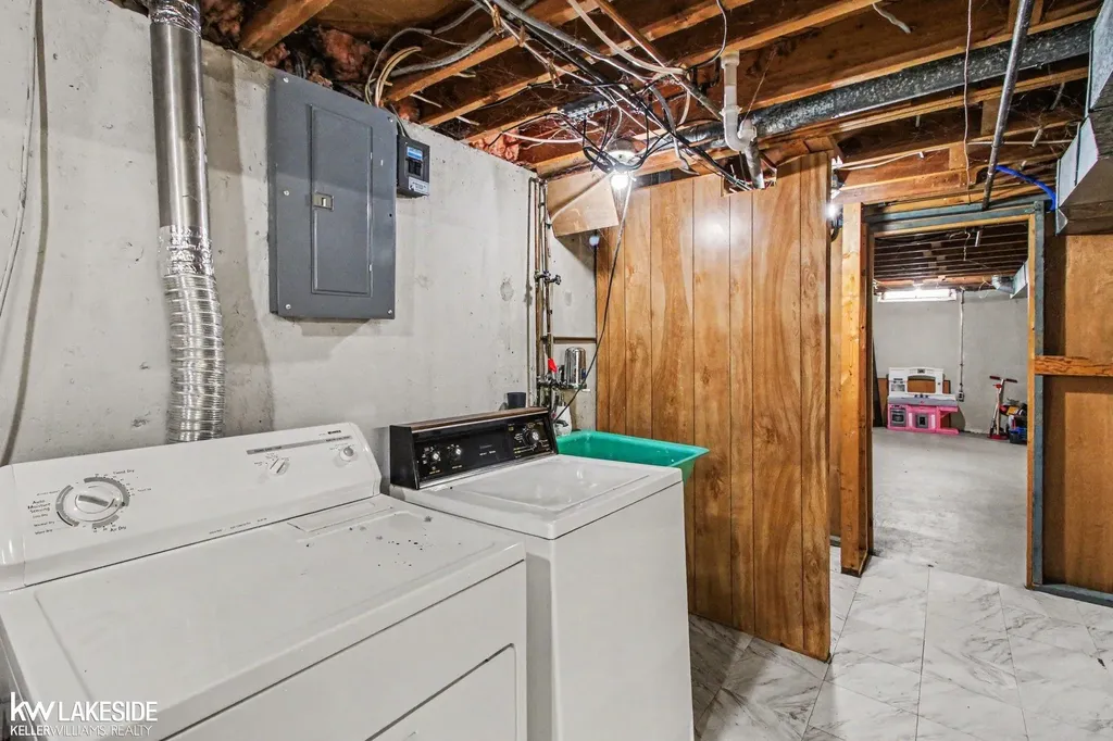 32654 Wareham Court Warren City MI 48092