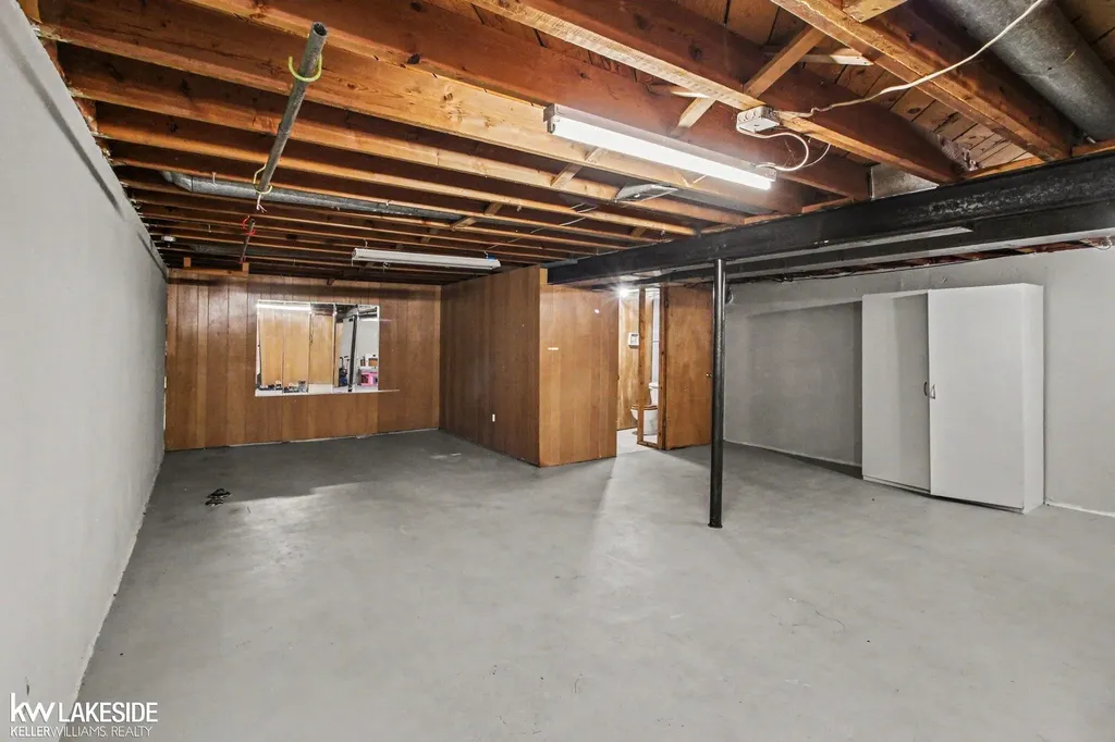 32654 Wareham Court Warren City MI 48092
