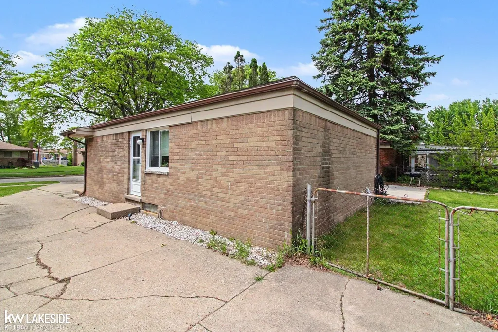 32654 Wareham Court Warren City MI 48092