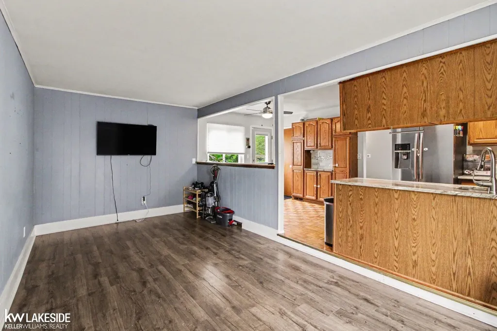 32654 Wareham Court Warren City MI 48092
