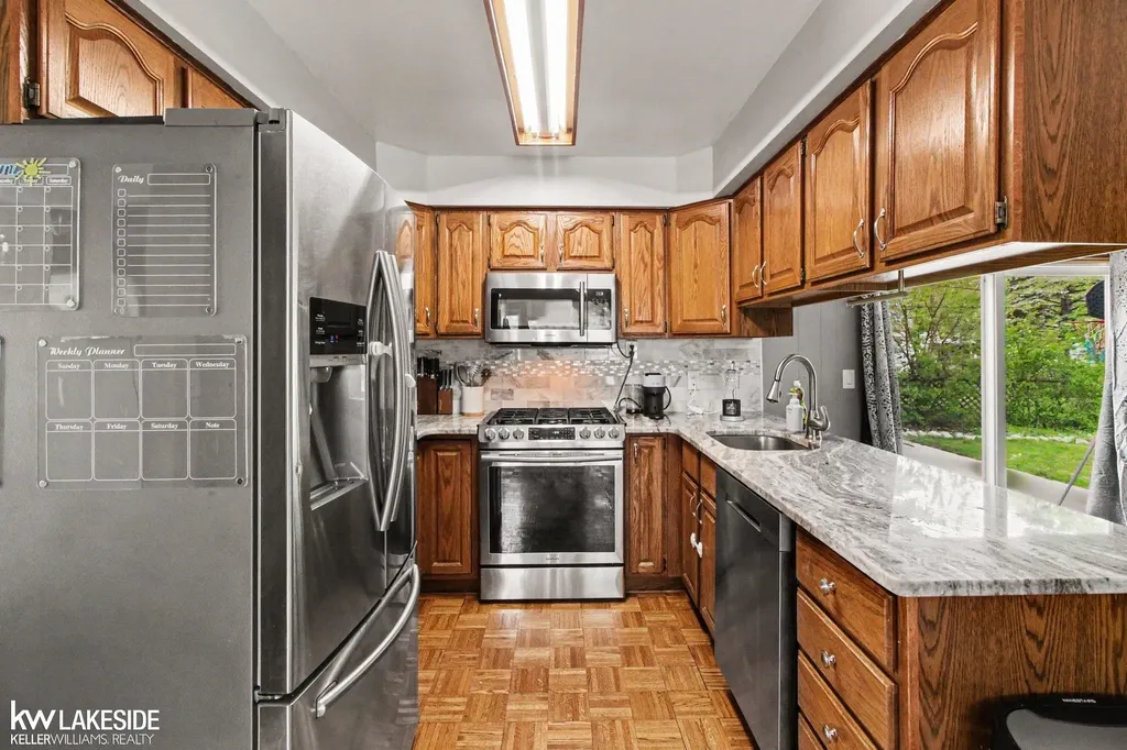 32654 Wareham Court Warren City MI 48092