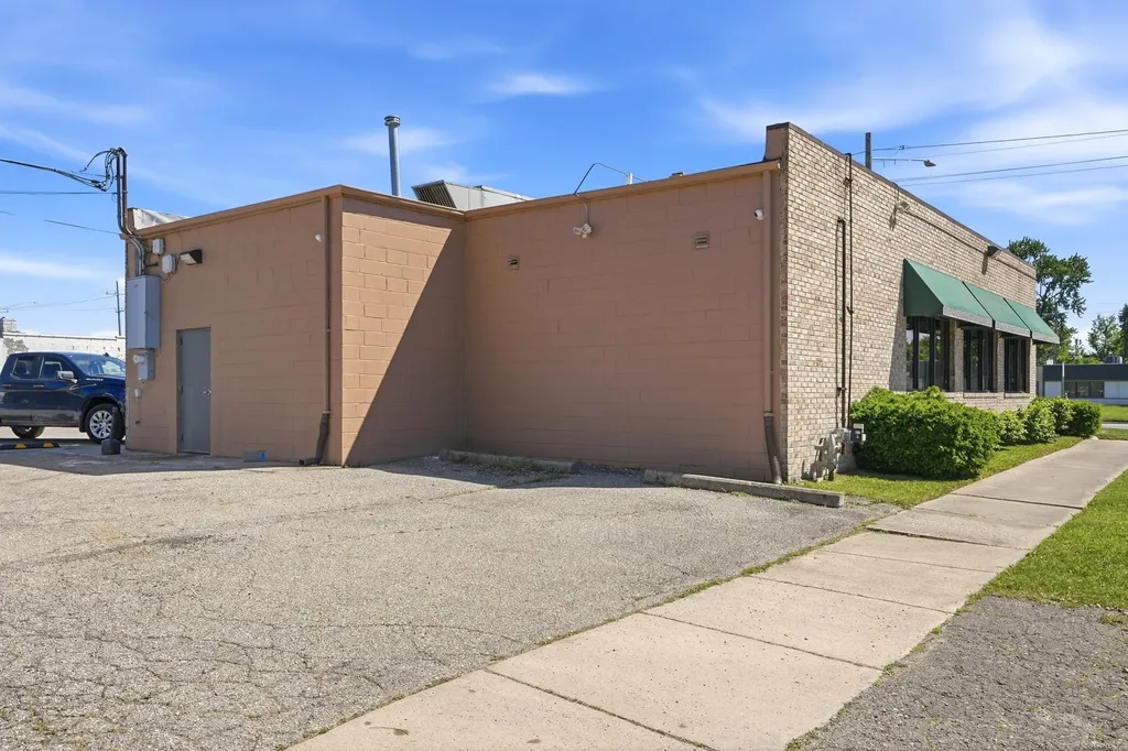 26080 Grand River Avenue Redford Charter Township MI 48240