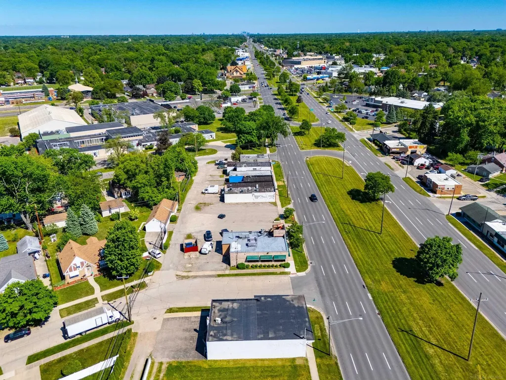 26080 Grand River Avenue Redford Charter Township MI 48240
