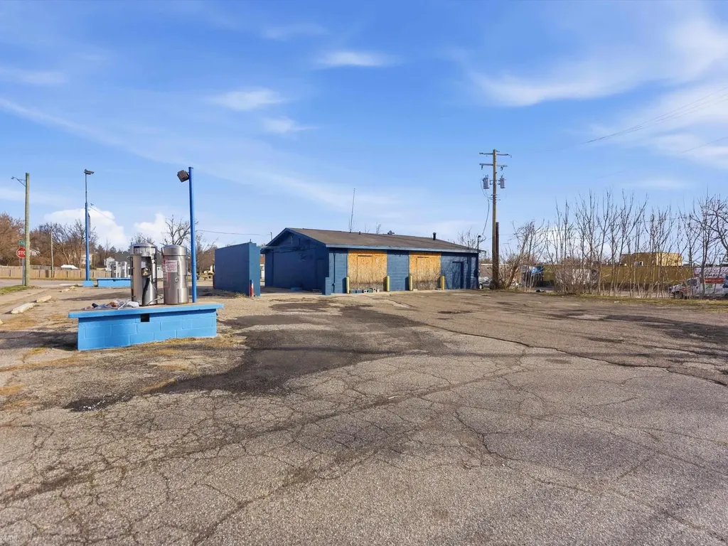 684 Auburn Avenue Pontiac City MI 48342