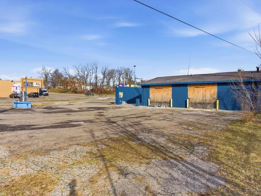 684 Auburn Avenue Pontiac City MI 48342