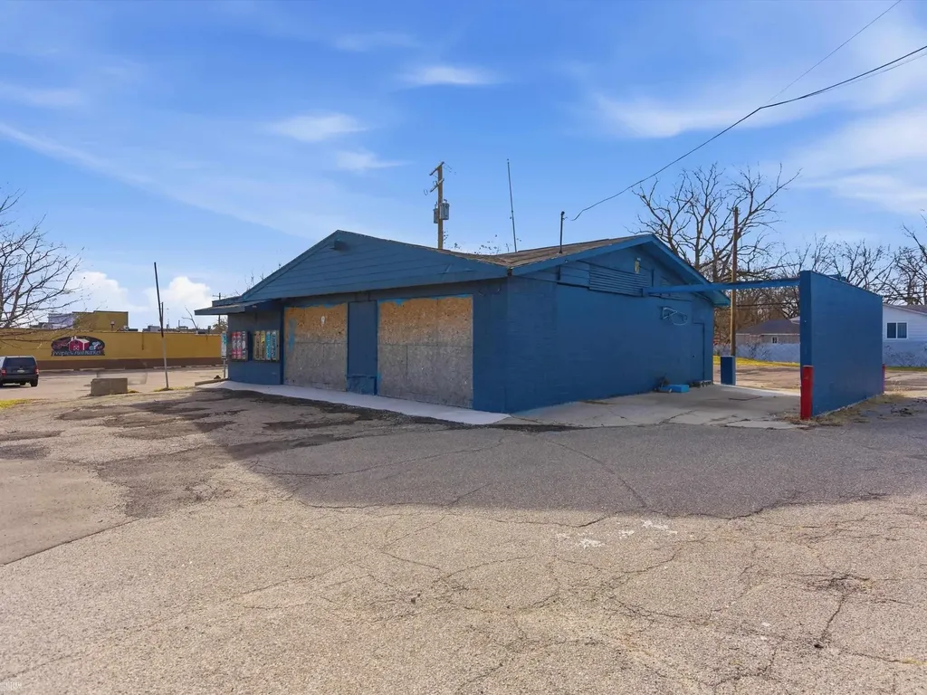 684 Auburn Avenue Pontiac City MI 48342
