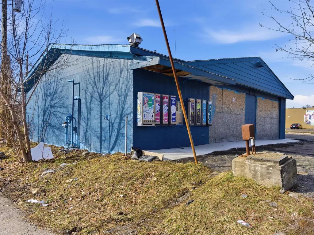 684 Auburn Avenue Pontiac City MI 48342