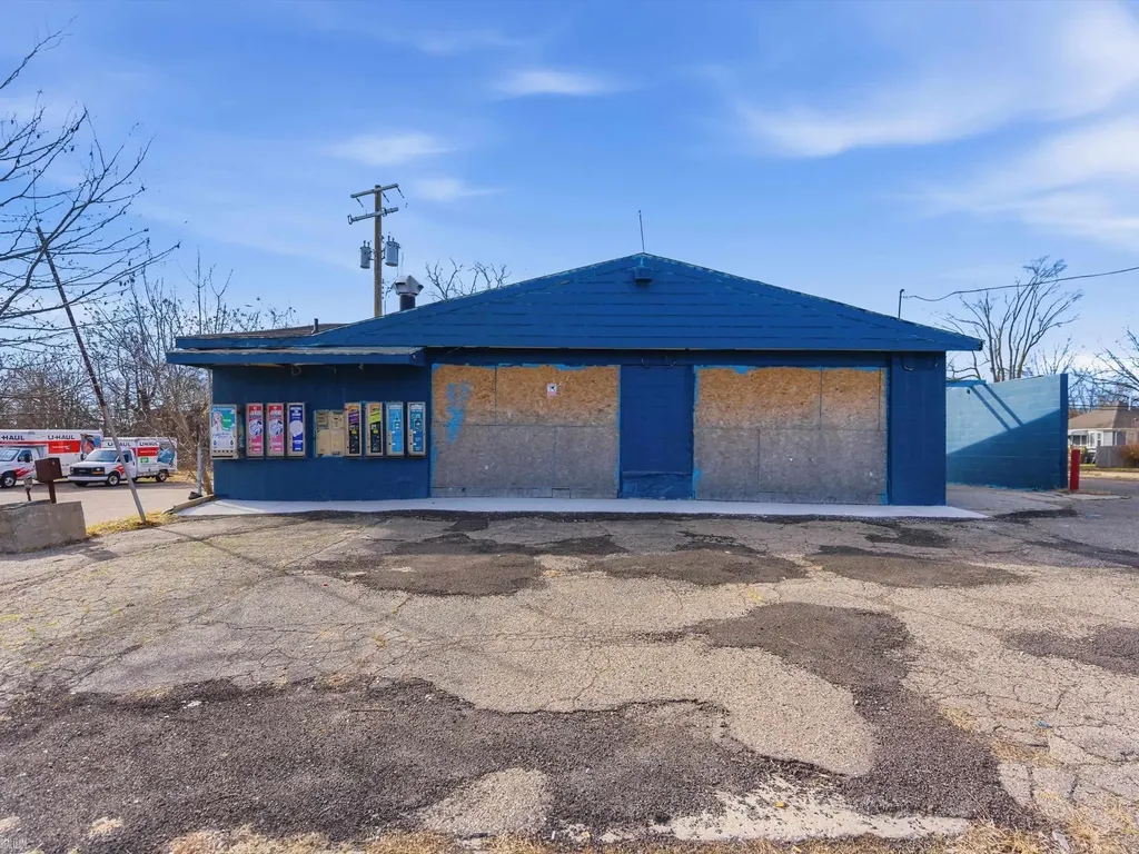 684 Auburn Avenue Pontiac City MI 48342
