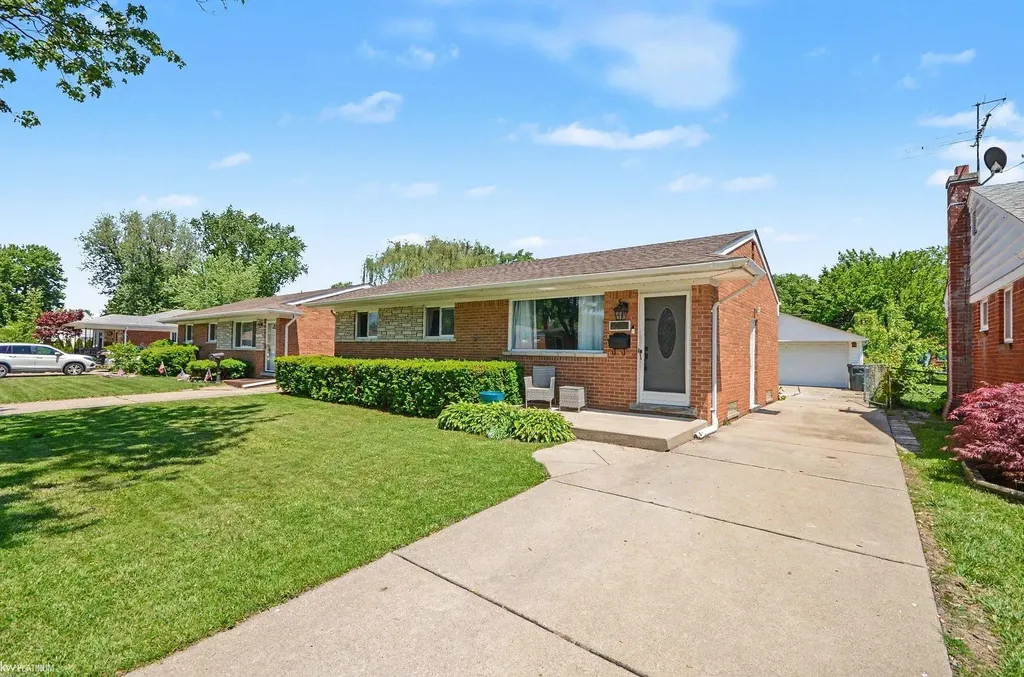 29808 Maplegrove Street St. Clair Shores City MI 48082