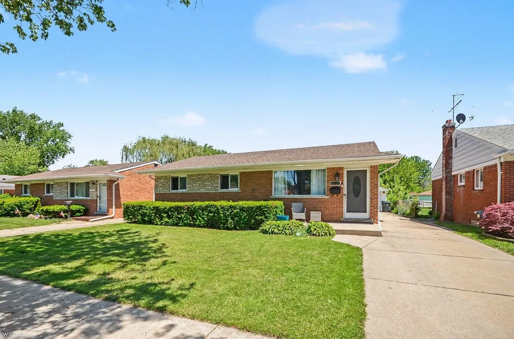 29808 Maplegrove Street St. Clair Shores City MI 48082