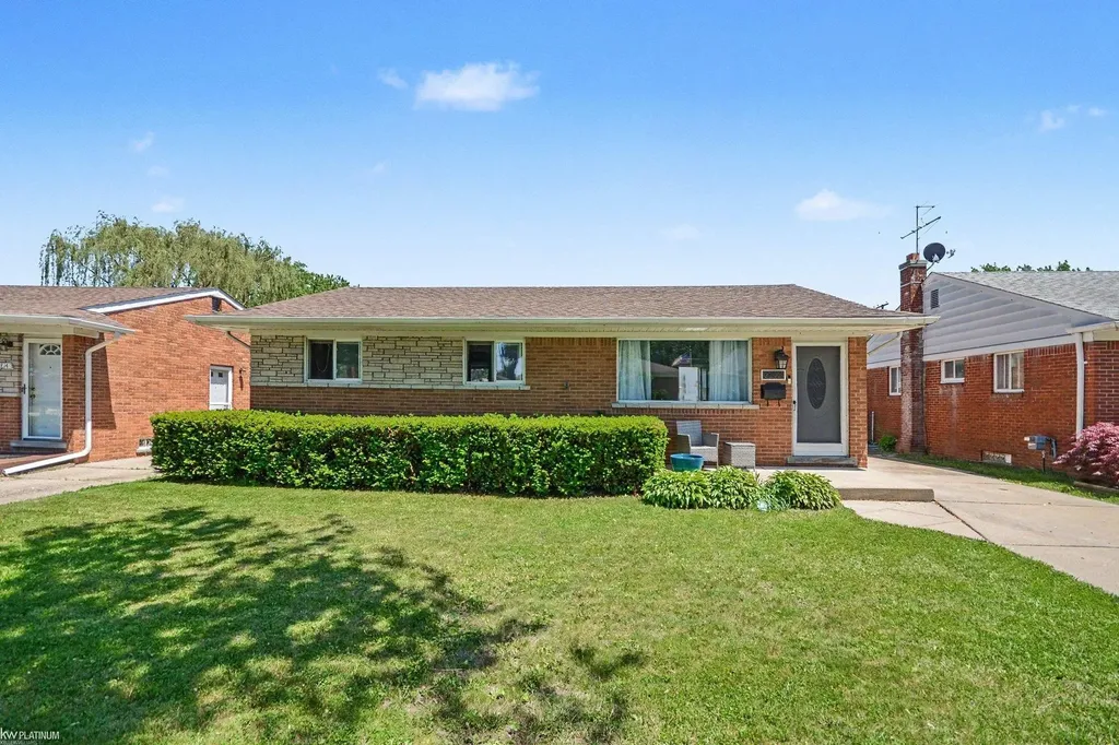 29808 Maplegrove Street St. Clair Shores City MI 48082