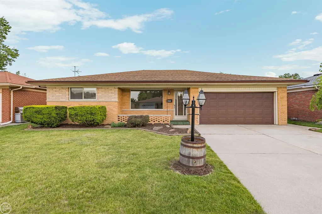 13216 Cromie Drive Warren City MI 48088