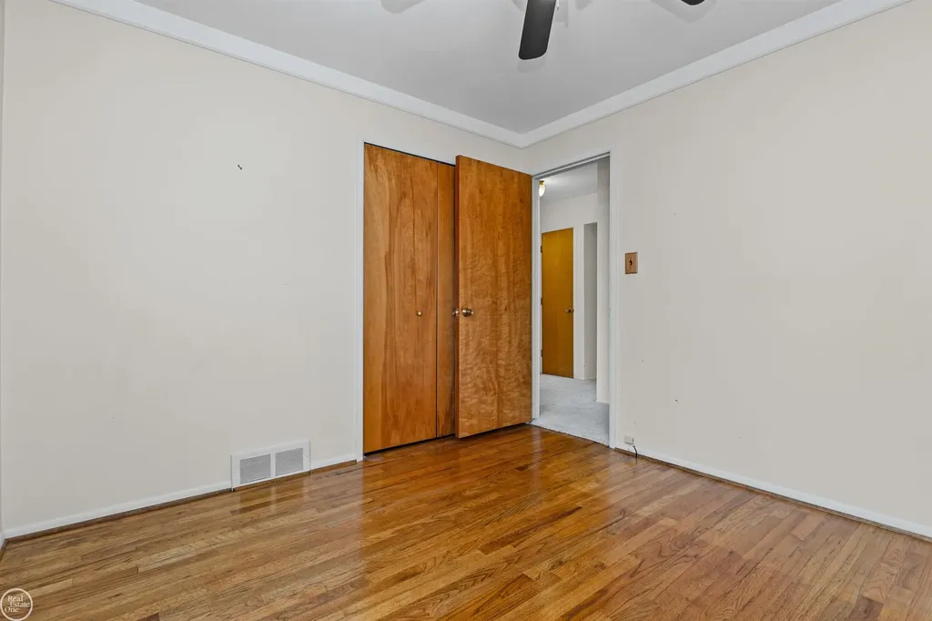 13216 Cromie Drive Warren City MI 48088