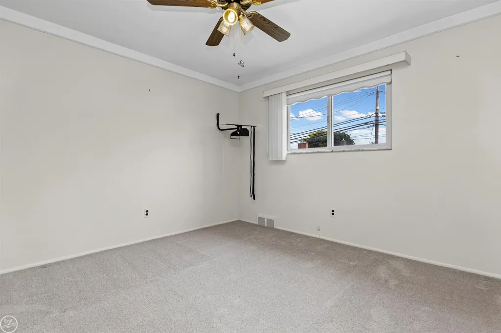 13216 Cromie Drive Warren City MI 48088