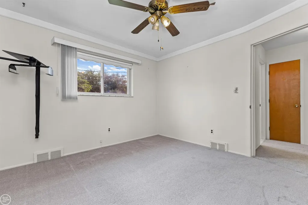 13216 Cromie Drive Warren City MI 48088