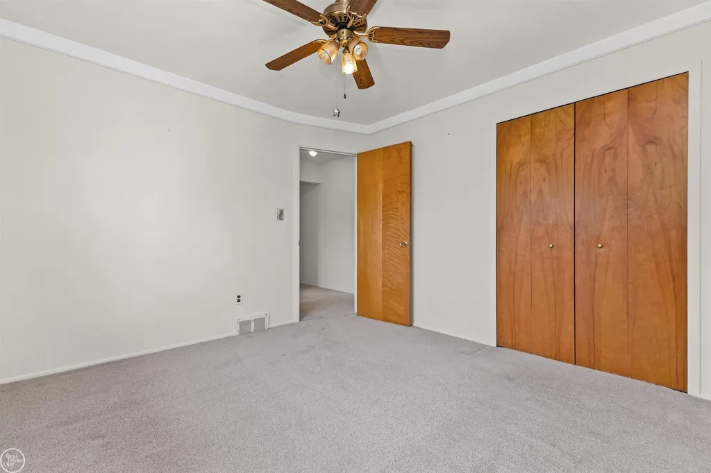 13216 Cromie Drive Warren City MI 48088