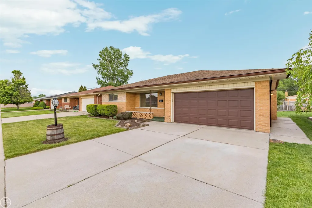 13216 Cromie Drive Warren City MI 48088