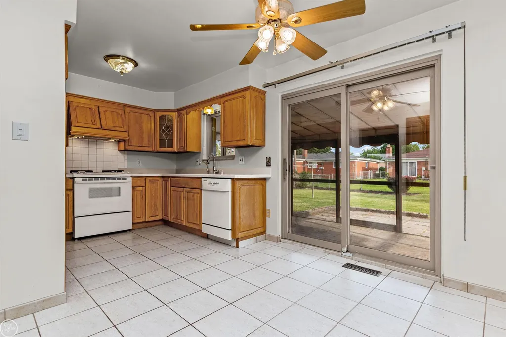 13216 Cromie Drive Warren City MI 48088