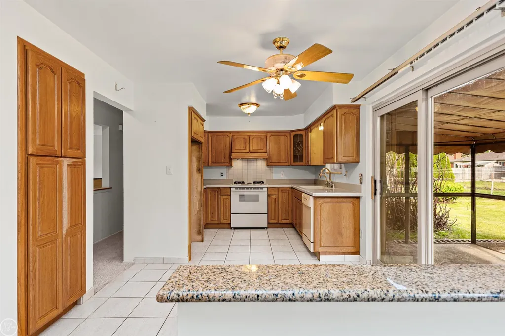 13216 Cromie Drive Warren City MI 48088