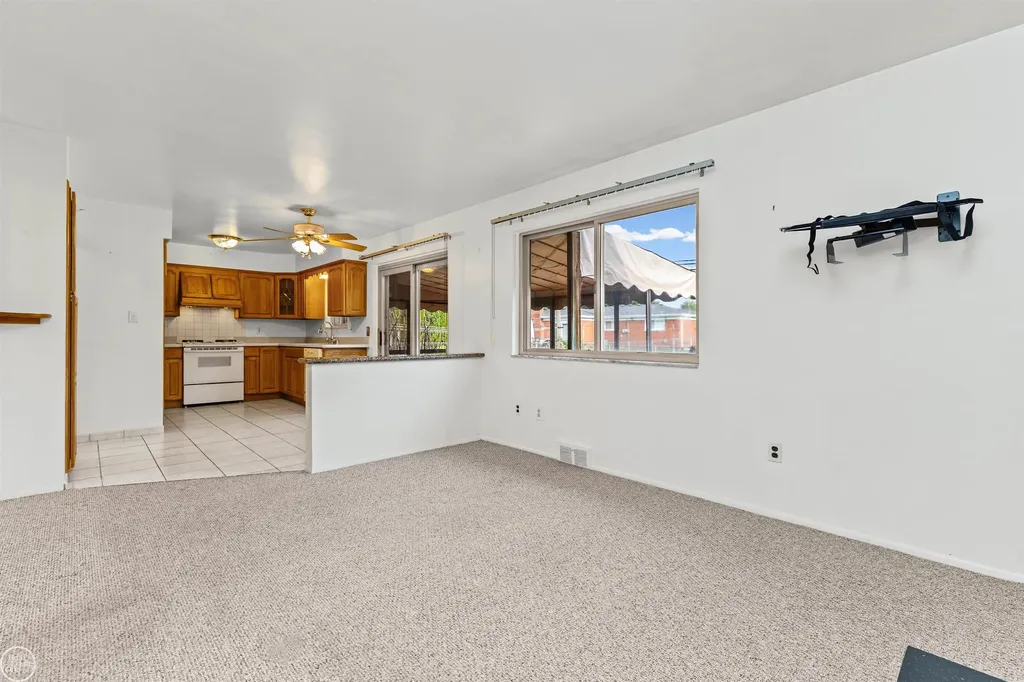 13216 Cromie Drive Warren City MI 48088