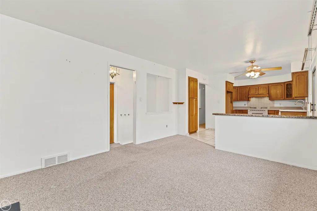 13216 Cromie Drive Warren City MI 48088