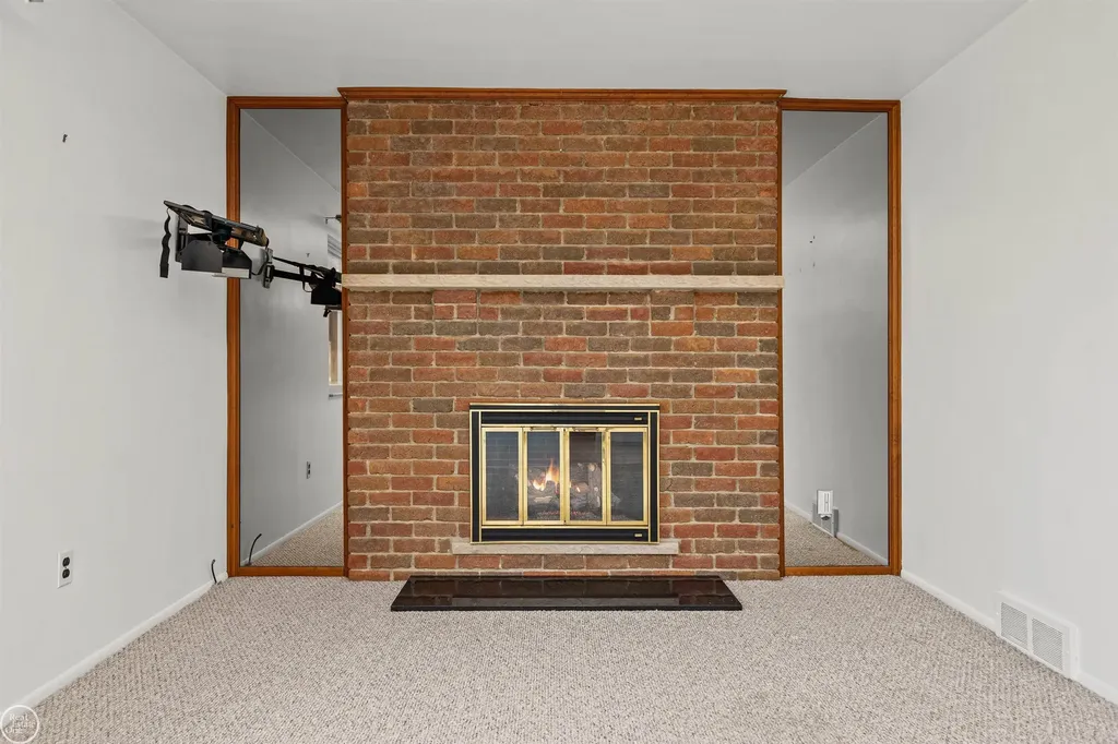 13216 Cromie Drive Warren City MI 48088