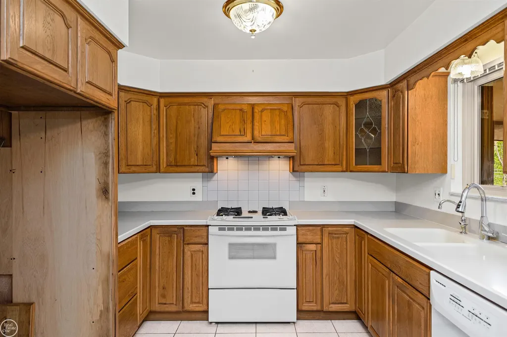 13216 Cromie Drive Warren City MI 48088