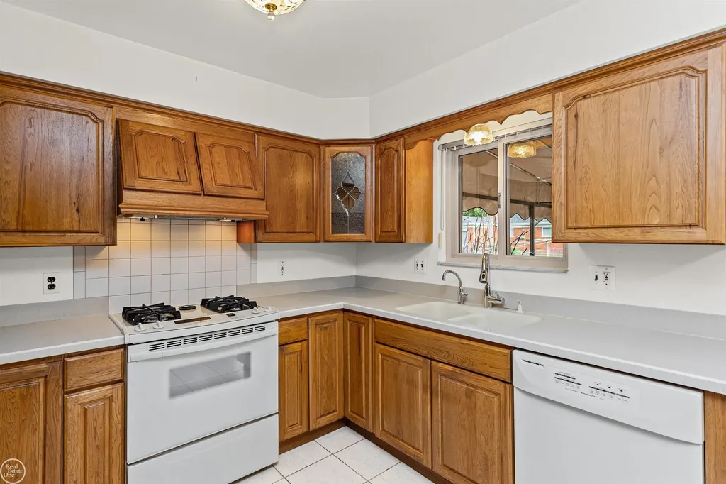 13216 Cromie Drive Warren City MI 48088
