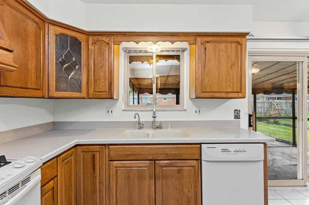13216 Cromie Drive Warren City MI 48088