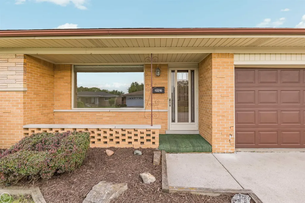 13216 Cromie Drive Warren City MI 48088