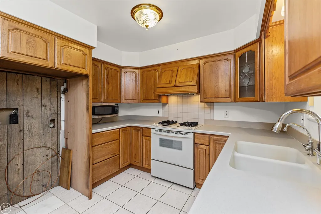 13216 Cromie Drive Warren City MI 48088