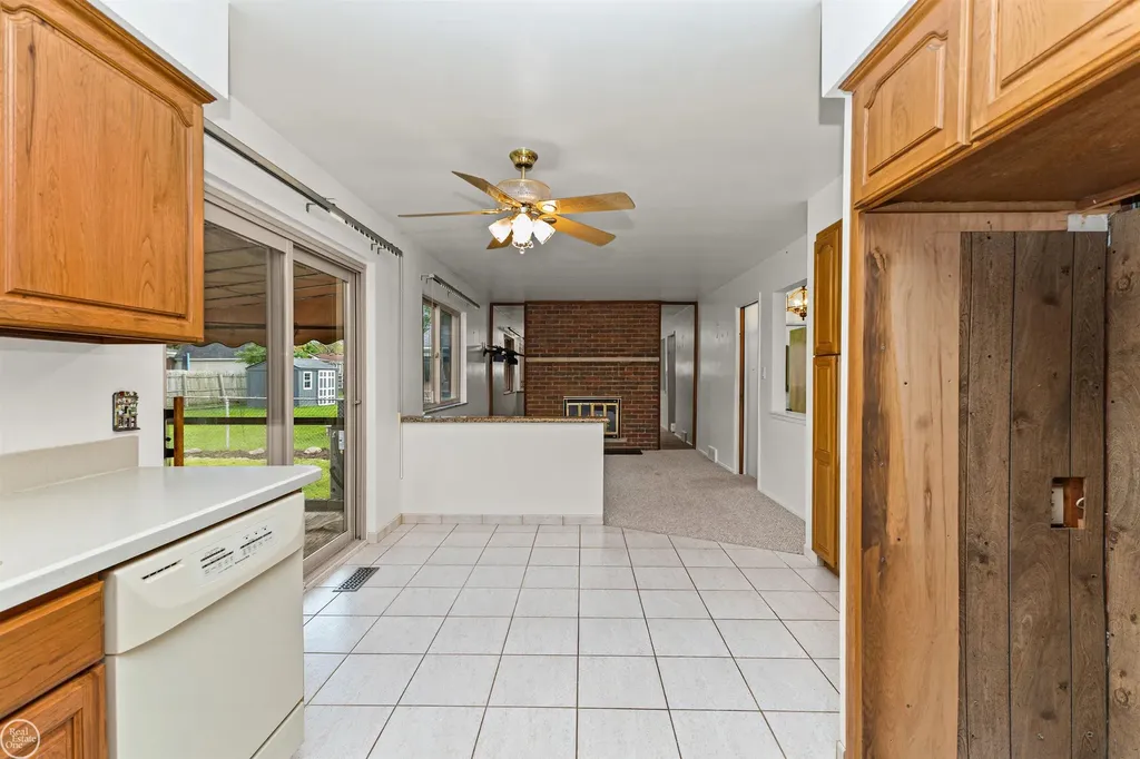 13216 Cromie Drive Warren City MI 48088