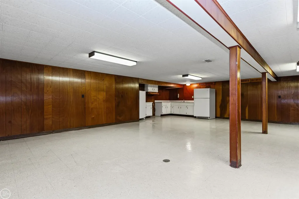 13216 Cromie Drive Warren City MI 48088